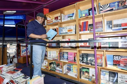 Regalar un libro implica compartir pensamientos, historias y conocimiento.