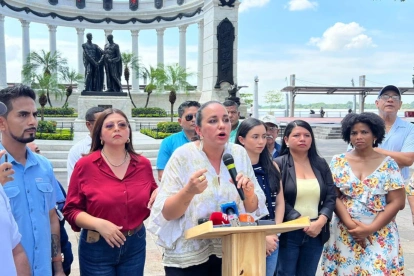 Gabriela Rivadeneira, presidenta de la Revolución Ciudadana, dio una rueda de prensa en el Malecón 2000.