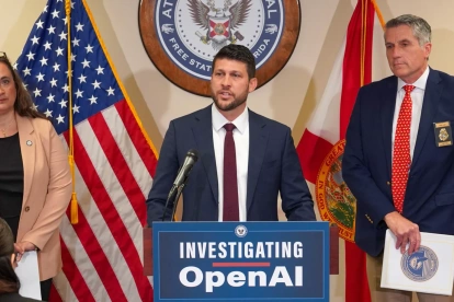 James Uthmeier (c) hablando durante una rueda de prensa sobre la investigación de Open AI este martes, en Tallahassee (Estados Unidos).