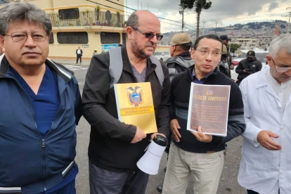 Personal de salud junto a la Federación Médica realizaron una manifestación en el Hospital Pablo Arturo Suárez, en Quito, para exigir soluciones a la crisis de salud.