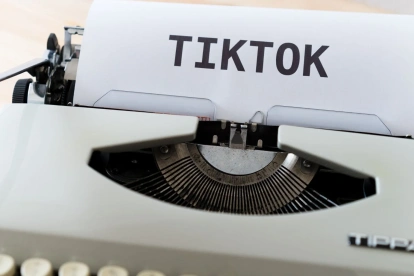 El presidente Noboa tuvo que salir a explicar logros al país en un ‘spot’ sobrio, luego de tanto revuelo por la tiktokificación de los mensajes gubernamentales.