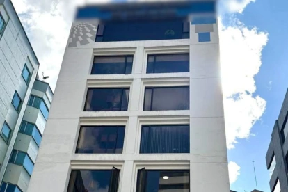 Fiscalía realiza allanamientos en Quito por presunto soborno en compra de uniformes policiales.