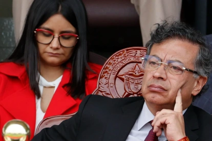 La jefa administrativa de Presidencia, Angie Rodríguez (atrás), y el presidente de Colombia, Gustavo Petro, en Colomvbia.