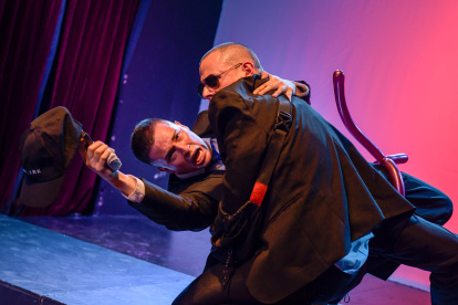 Pedro y Pablo no funcionan como personajes tradicionales. Son una condensación de aquello que el sistema produce y luego margina.