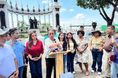 Gabriela Rivadeneira, presidenta de la RC, dio una rueda de prensa en el Malecón 2000, en el centro de Guayaquil.