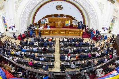 Parlamentarios asisten a una sesión este martes, 21 de abril de 2026, en Caracas (Venezuela).