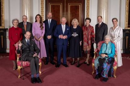 La princesa de Gales con Guillermo, los reyes Carlos y Camilla y otros miembros de la realeza.
