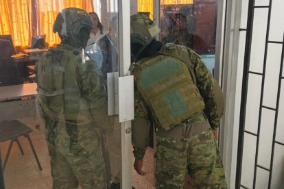 Fuerte presencia de Fiscalía, Policía y Fuerzas Armadas durante el allanamiento al GAD de Macará, en la provincia de Loja.