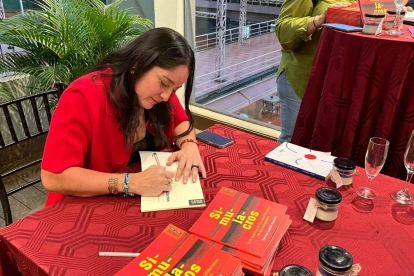 Simulacros se posiciona como un poemario que dialoga con las tensiones contemporáneas, abordando la vulnerabilidad como un espacio de reflexión y resistencia.