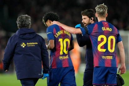 El delantero del FC Barcelona Lamine Yamal (2i) se retira lesionado durante el partido de la jornada 33 de LaLiga que FC Barcelona y Celta de Vigo.