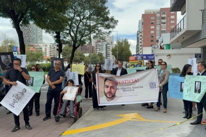 Familiares de Luis Alarcón han realizado varis plantones en Quito para exigir justicia por le caso.