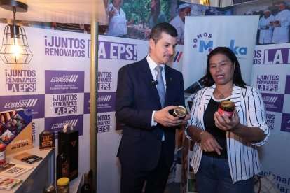 Miguel González, presidente de la Cámara de Comercio de Guayaquil, junto a la emprendedora Milagro Jiménez.
