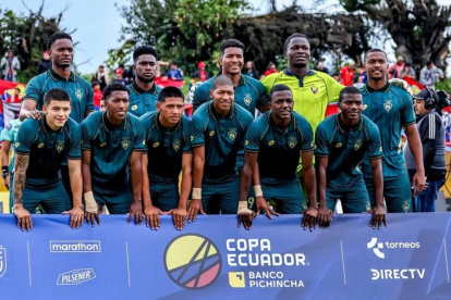 El zaguero central Wilder Estupiñán (segundo arriba desde la derecha) tomó el puesto de arquero de El Nacional en el partido ante Dumanis, en Tulcán, por los treintaidosavos de final de la Copa Ecuador.