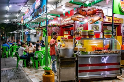 La venta de cangrejos en Guayaquil se realiza más a partir de las 22:00. El toque de queda los afecta mucho.