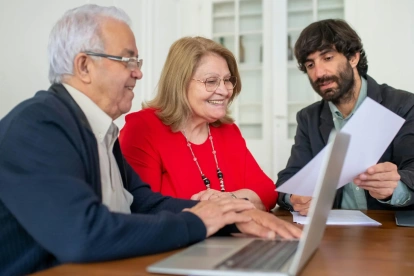 El trámite de jubilación por vejez en el IESS se realiza de forma digital a través del portal institucional.