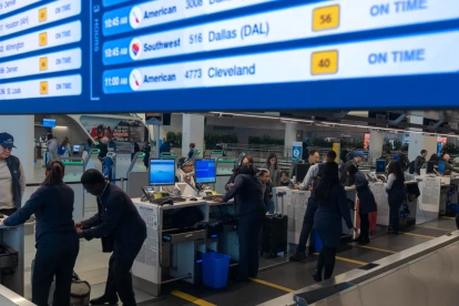 Imagen de archivo del estado de los vuelos en una pantalla del aeropuerto de La Guardia en Nueva York (EE.UU.).