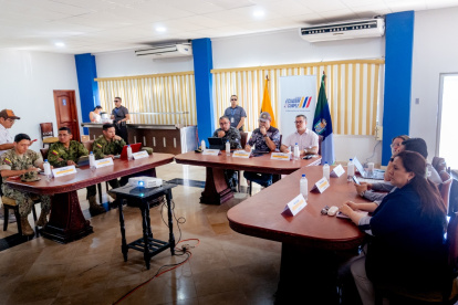 El Ministro del Interior, John Reimberg, coordinó acciones con autoridades de Santa Elena para la medida del toque de queda