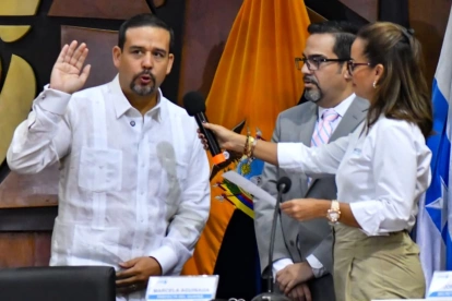 La prefecta Marcela Aguiñaga tomó juramento a Carlos Encalada, como viceprefecto de Guayas, tras la renuncia de Carlos Serrano.