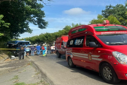 Choque entre bus y tanquero deja tres fallecidos en vía a la costa.