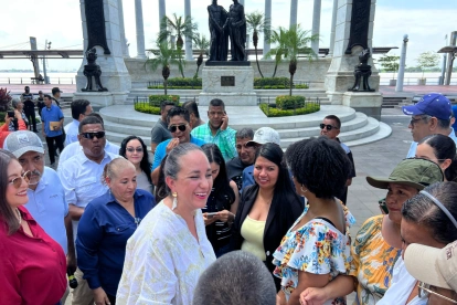 Rivadeneira en la rueda de prensa ofrecida en el Malecón 2000.