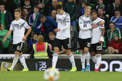 Serge Gnabry era titular fijo en la selección de Alemania.



Belfast (United Kingdom), 09/09/2019.- Germany's Serge Gnabry (R) celebrates with team mate Julian Brandt (2-R) scoring the 0-2 goal during the UEFA EURO 2020 qualification round match between Northern Ireland and Germany, in Belfast, Britain, 09 September 2019. (Alemania, Irlanda, Reino Unido) EFE/EPA/JOHN MCVITTY BRITAIN SOCCER UEFA EURO 2020 QUALIFIERS |