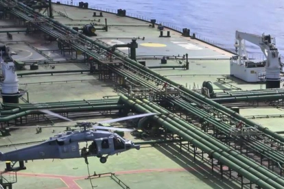 Imagen distribuida este jueves por el Departamento de Guerra de Estados Unidos, fuerzas de EE. UU. llevaron a cabo una interdicción marítima.