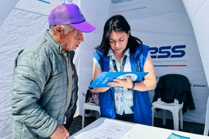 Un jubilado escucha sobre los beneficios del IESS.