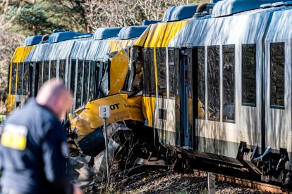 Los servicios de emergencia inspeccionan el lugar del accidente tras la colisión de dos trenes entre Hilleroed y Kagerup en Isteroedvejen, Dinamarca, este jueves.