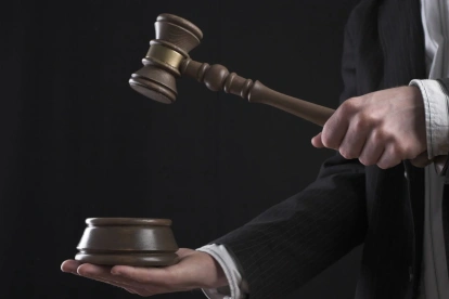 En caso de ausencia definitiva de un juez que ya anunció oralmente una decisión pero que no alcanzó a ponerla por escrito, el reemplazante no está obligado a suscribirla si no la comparte.