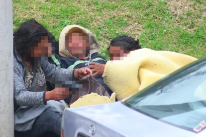 Frente a la iglesia de El Belén, en el parque La Alameda, en Quito, tres hombres se cubren con una esponja; beben, después de las 10:00 del lunes. Tienen una tijera y la empuñadura de una pistola.