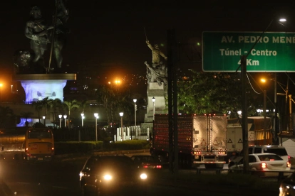 Transporte pesado mueve carga pesada de noche.
