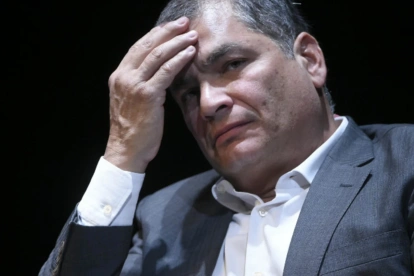 El expresidente Rafael Correa publicó los nombres de alcaldes y autoridades que votaron por Encalada tras la salida de Marcela Aguiñaga.