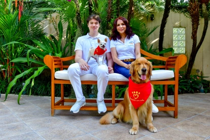 Alexander y Maritza junto a sus fieles compañeros de Sonrisas con cola