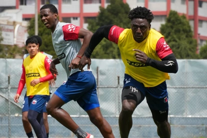 Roberto 'La Tuka' Ordóñez (d) es una de las figuras de Deportivo Quito para la Copa Ecuador.