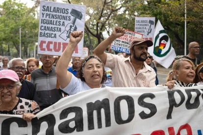 Protesta de educadores universitarios frente a la Universidad Central de Venezuela este miércoles, en Caracas (Venezuela).