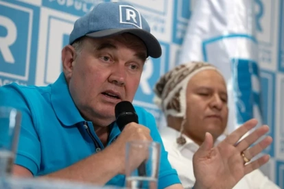 El candidato Rafael López Aliaga durante una transmisión en redes, en la que lanzó amenazas contra el jefe de la ONPE en medio de sus denuncias de fraude electoral.