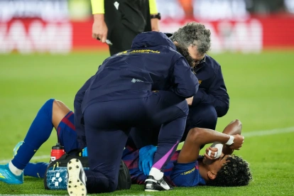 El delantero del FC Barcelona Lamine Yamal se lesiona durante el partido de la jornada 33 de LaLiga que FC Barcelona y Celta de Vigo.