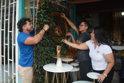 Un local que organiza fiestas alista la decoración para una celebración.