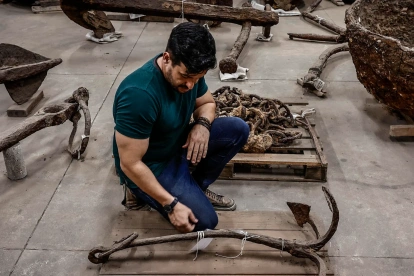 El arqueólogo Enrique Vences,observando varios tipos de anclas y otros equipos navales hallados en las excavaciones del Muelle de Valongo, en Río de Janeiro (Brasil).