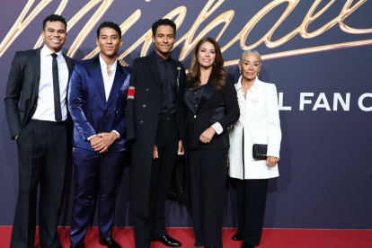 Jafaar Jackson junto a sus hermanos, mamá Alejandra Jackson y su abuela.