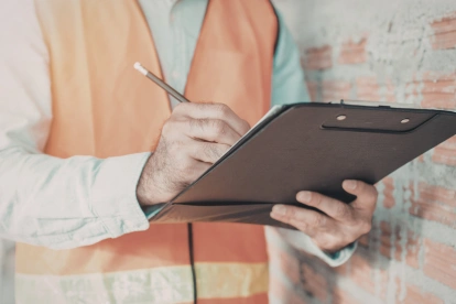 Trabajadores denuncian largas jornadas sin pago de horas extra.