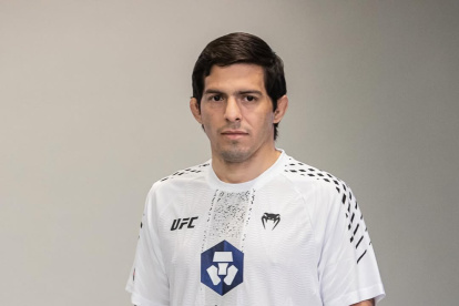 Adrián durante su primera sesión de fotos como participante de una cartelera de la UFC