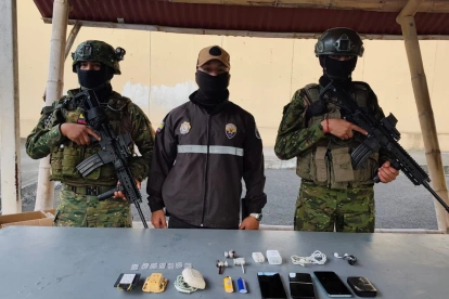 Gobierno de Noboa activa bloqueo total de celulares en cárceles de Ecuador desde 2026 para frenar delitos desde prisión