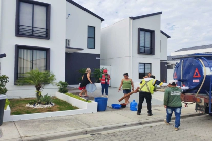 Ante la interrupción del servicio, tanqueros han llegado a urbanizaciones.