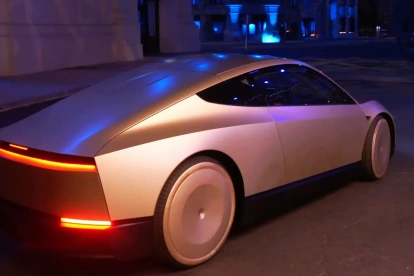 Musk presentó el Cybercab el 10 de octubre de 2024 en los estudios Warner Bros. Burbank de California.