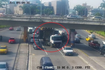 El vehículo pesado quedó atascado en la parte inferior de un puente en la avenida Francisco de Orellana, en el norte de Guayaquil.