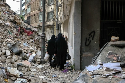 Beirut continúa retirando escombros de edificios destruidos cuando se cumple una semana de los bombardeos simultáneos israelíes que golpearon todo Líbano.