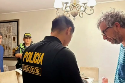 Policía junto al exjefe de la Oficina Nacional de Procesos Electorales (ONPE), Piero Corvetto (derecha), durante una redada en su domicilio en Lima el 24 de abril de 2026.