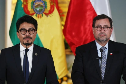 Los cancilleres de Bolivia, Fernando Aramayo (i), y de Chile, Francisco Pérez Mackenna, este jueves, en La Paz (Bolivia).