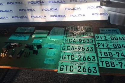 En uno de los operativos, la Polícia encontró placas adulteradas, armas y sustancias ilícitas.